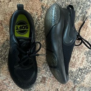 nike women’s tennis shoes